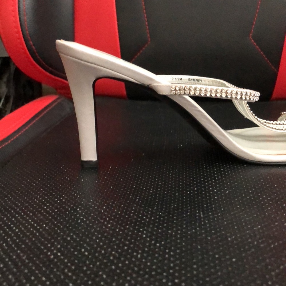 INDEED. 3 1/4 inch high heel cocktail sandals. NIB. - Picture 3 of 8